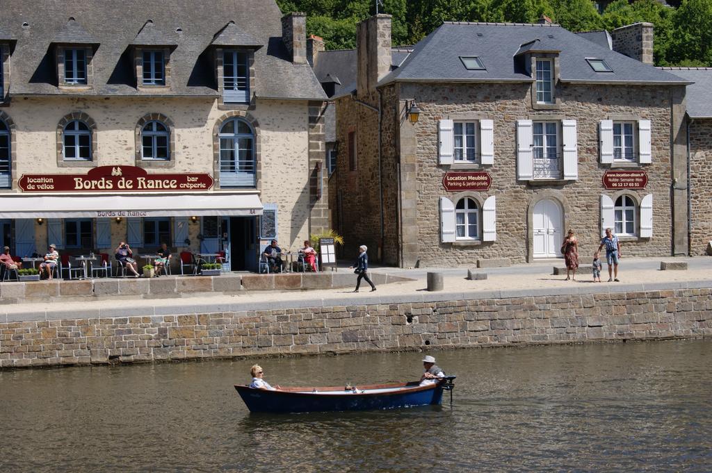 Au Fil De L'Eau - Le Bord De Rance Apartment Динан Стая снимка